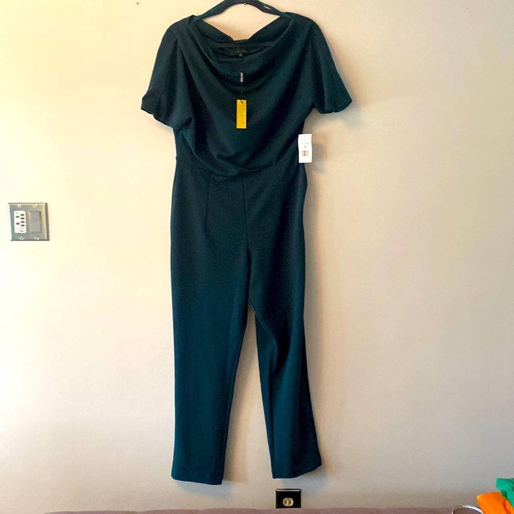 Alexia Admor Green jumpsuit, wear off shoulder, cute, comfy size medium